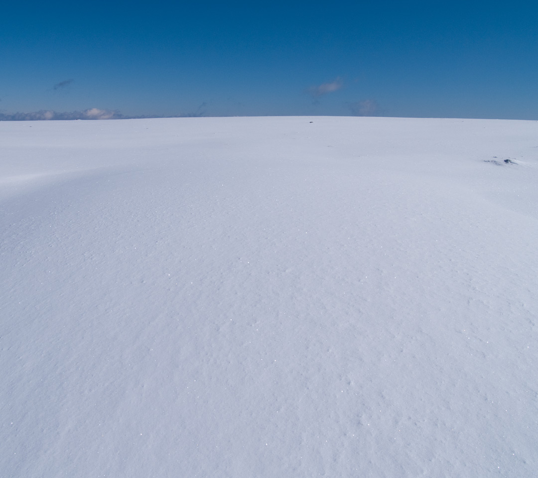 何もなし、あるのは雪原と青空　雪景色（美ヶ原）　スマートフォン壁紙