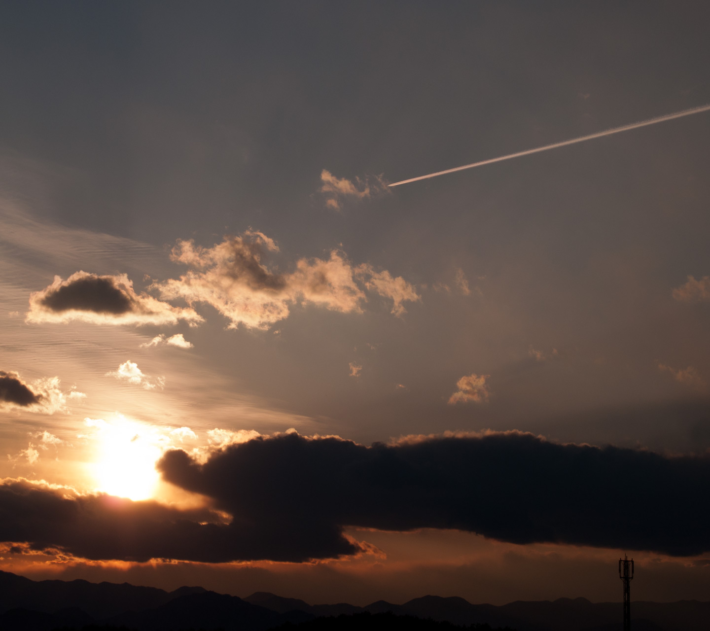 夕暮れの空に航跡　飛行機雲　スマートフォン壁紙