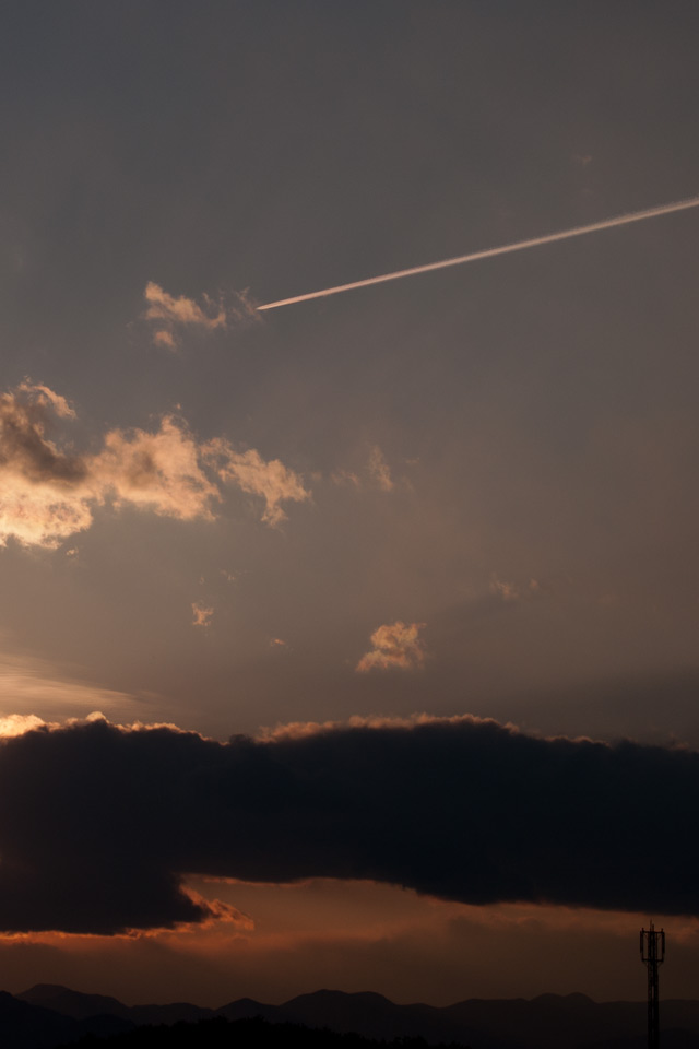 夕暮れの空に航跡　飛行機雲　スマートフォン壁紙