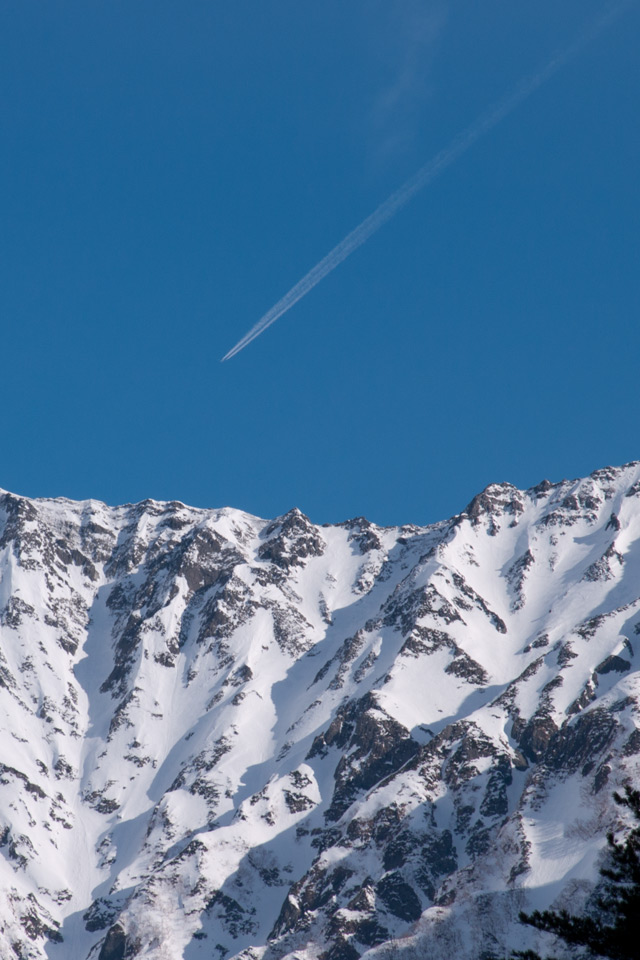 穂高連峰上空　青空に白い航跡　飛行機雲　スマートフォン壁紙