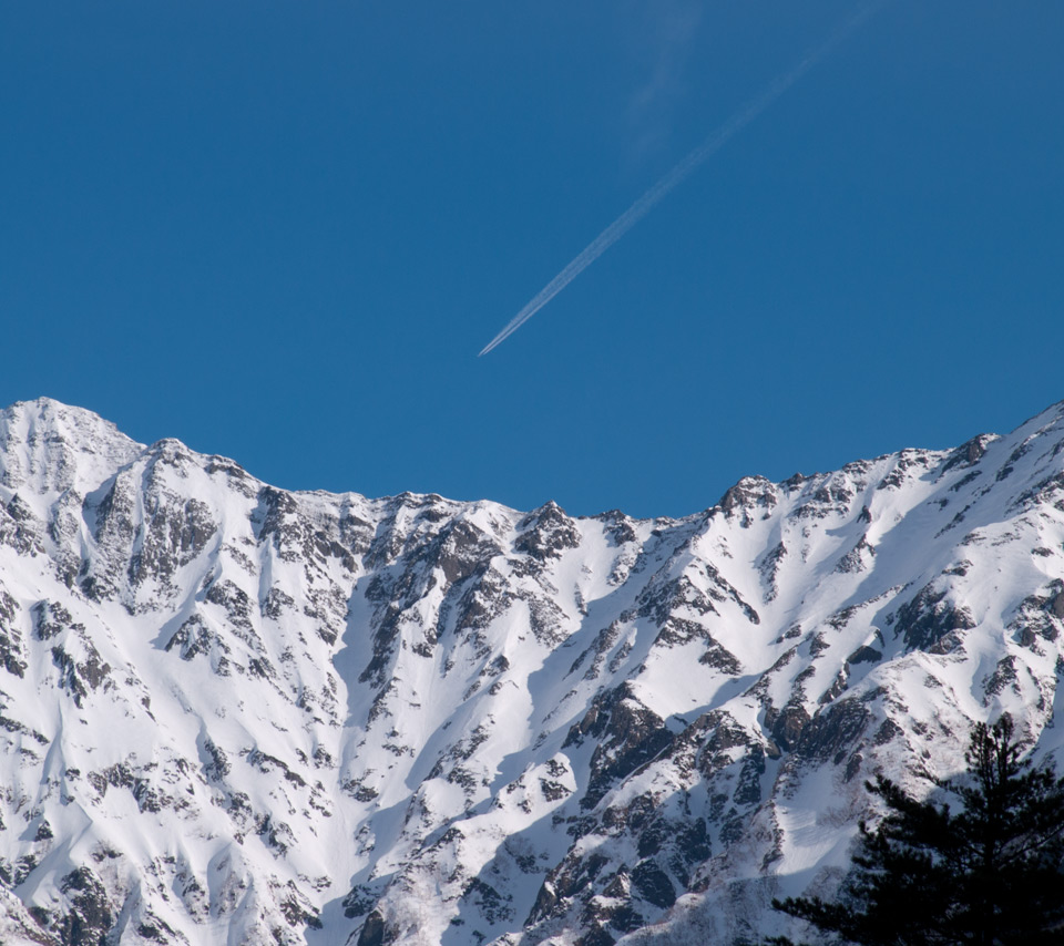 穂高連峰上空　青空に白い航跡　飛行機雲　スマートフォン壁紙
