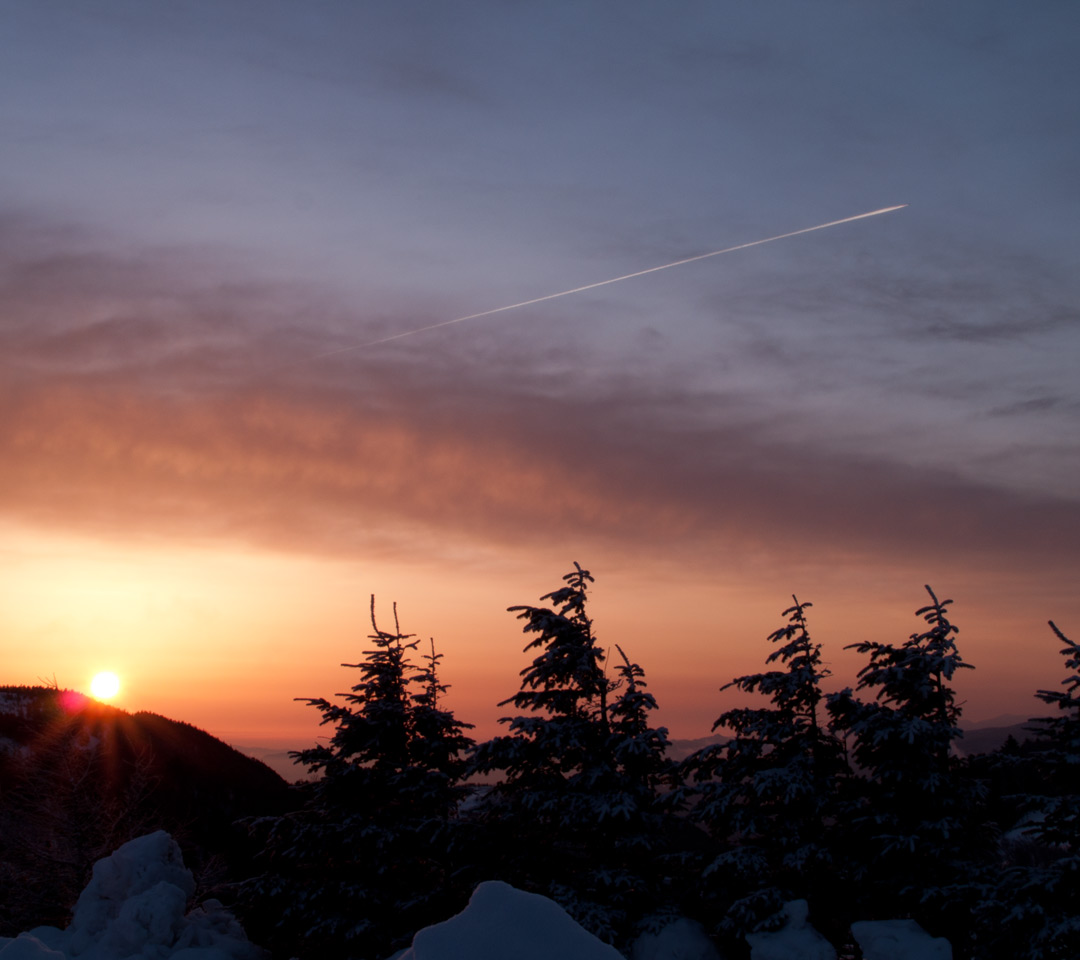 夜明け　朝焼けの空に白い航跡　飛行機雲　スマートフォン壁紙