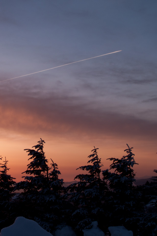 夜明け　朝焼けの空に白い航跡　飛行機雲　スマートフォン壁紙