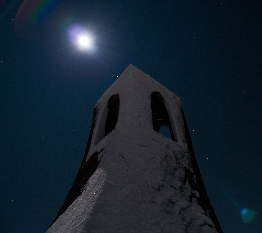 月夜の美しの塔とお月さま　月夜の景色　スマートフォン壁紙