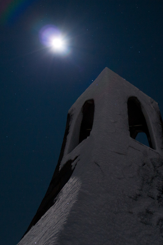 月夜の美しの塔とお月さま　月夜の景色　スマートフォン壁紙