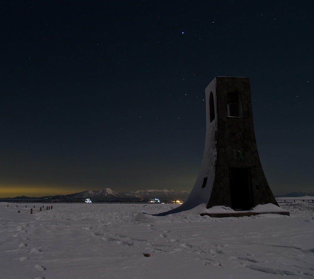 幻想的な月夜の景色　美しの塔と八ヶ岳連峰　星空も　月夜の景色　スマートフォン壁紙