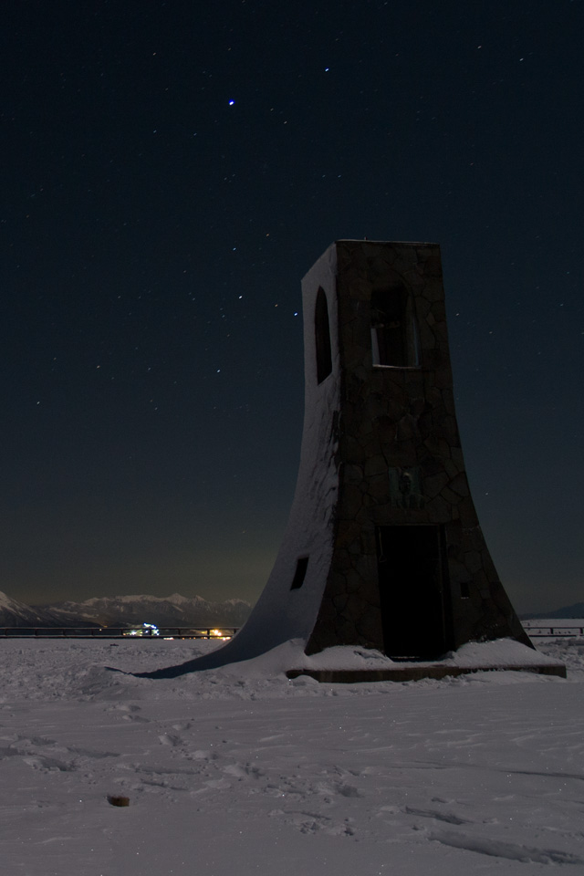 幻想的な月夜の景色　美しの塔と八ヶ岳連峰　星空も　月夜の景色　スマートフォン壁紙