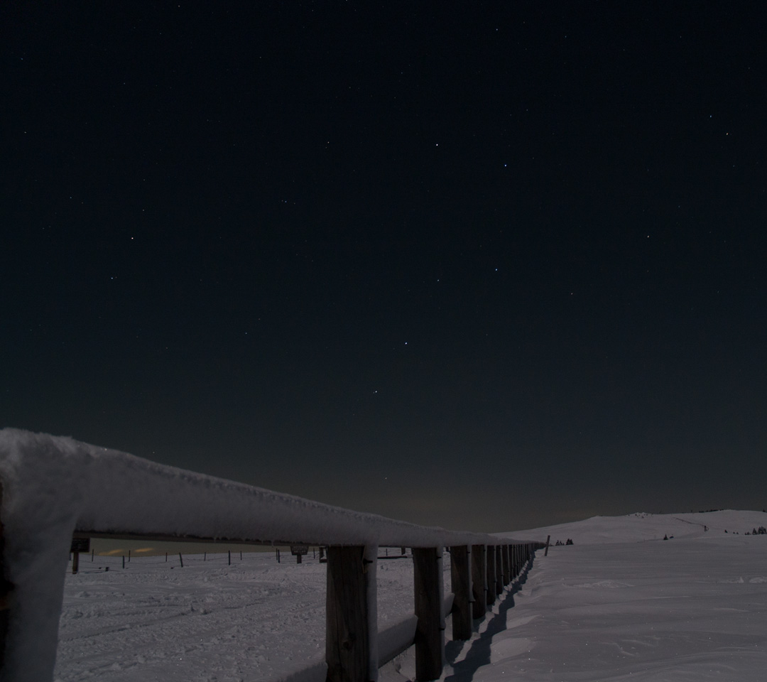 月夜の雪原と北斗七星　月夜の景色　スマートフォン壁紙