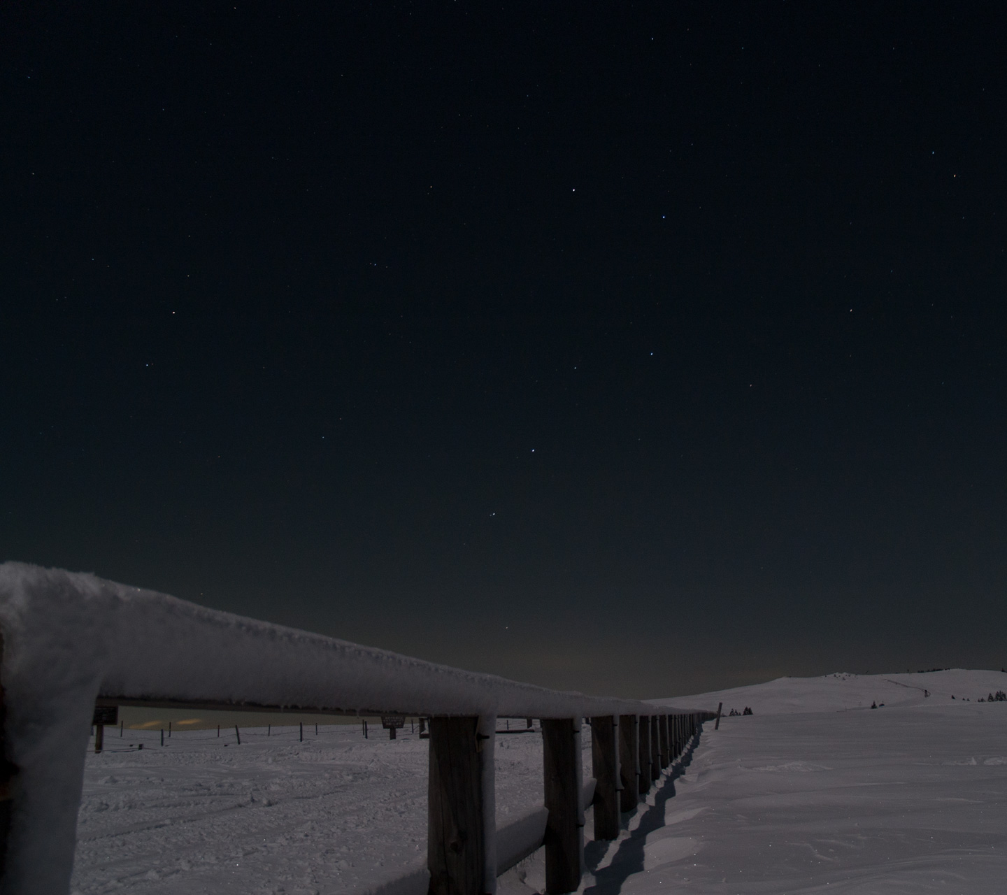 月夜の雪原と北斗七星 スマートフォン無料壁紙 1440 1280 Android向け