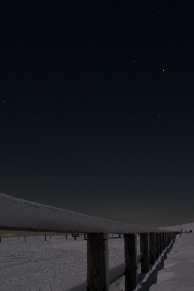 月夜の雪原と北斗七星　月夜の景色　スマートフォン壁紙