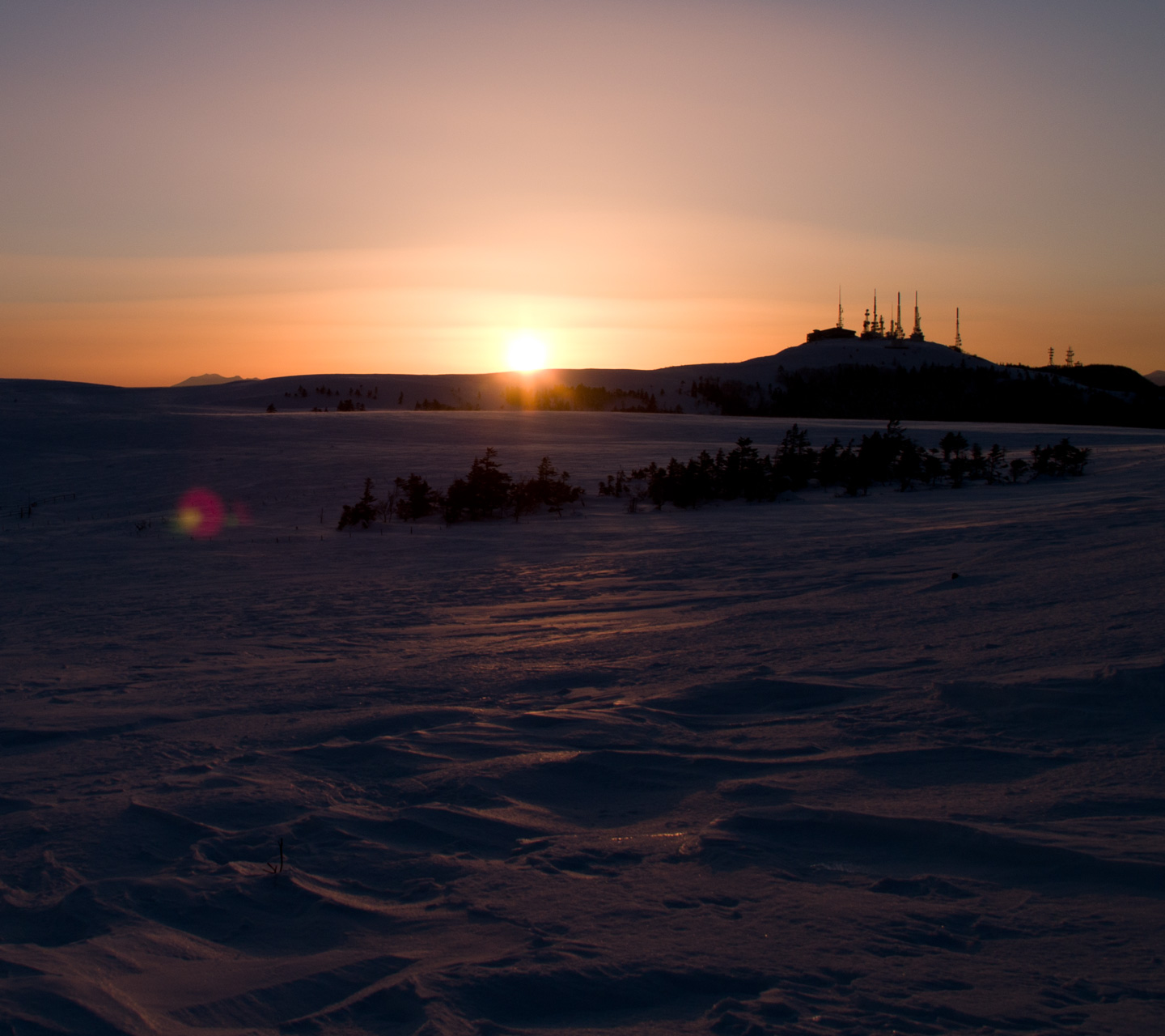 夕暮れの高原・雪原　夕暮れ　スマートフォン壁紙