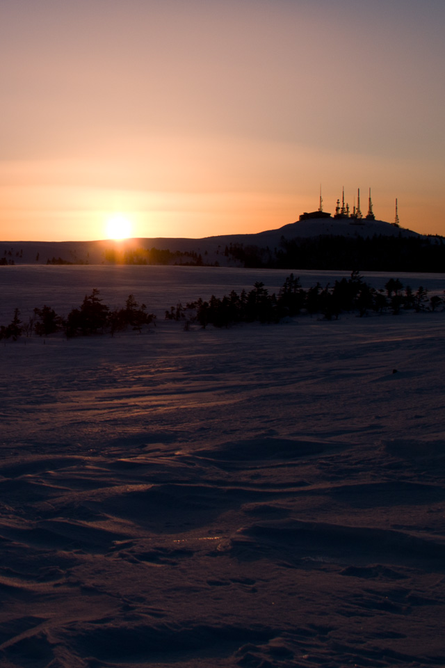 夕暮れの高原・雪原　夕暮れ　スマートフォン壁紙