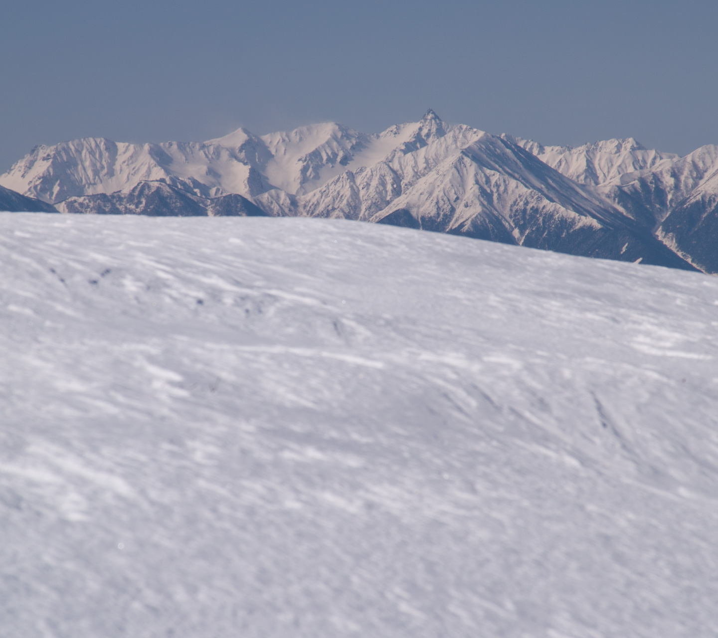 常念岳、槍ヶ岳の冬景色　雪景色（美ヶ原）　スマートフォン壁紙