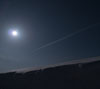 月夜の空に白い航跡　飛行機雲のスマートフォン壁紙