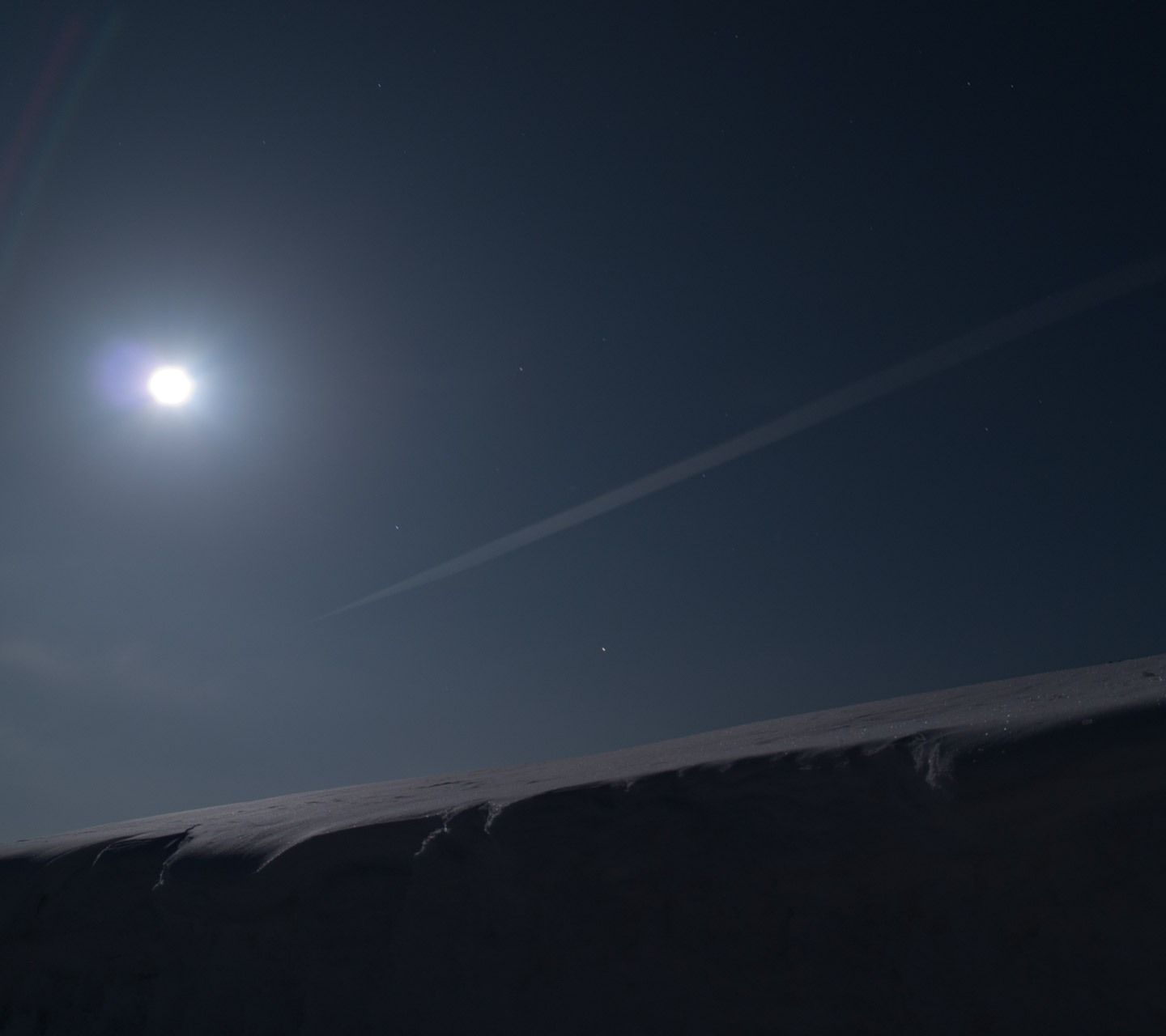月夜の空に白い航跡　飛行機雲　スマートフォン壁紙