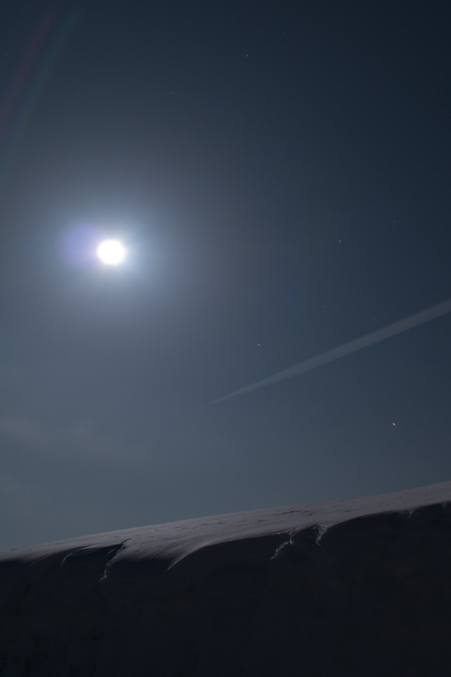 月夜の空に白い航跡　飛行機雲　スマートフォン壁紙