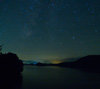 裏磐梯　夏の夜空と湖　星空のスマートフォン壁紙