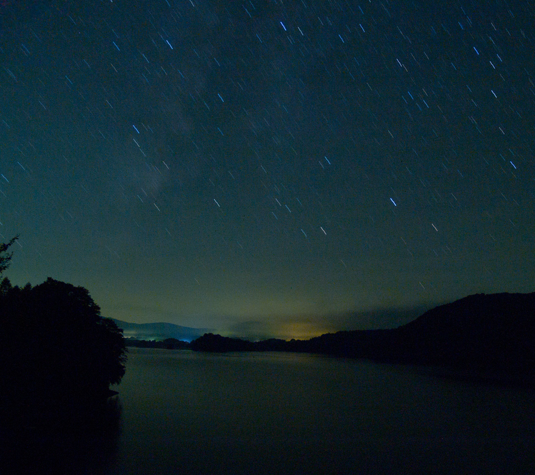 裏磐梯　夏の夜空と湖　星空　スマートフォン壁紙