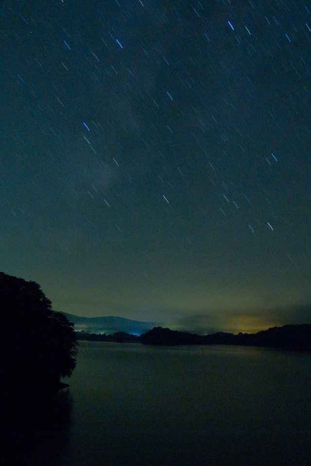 裏磐梯　夏の夜空と湖　星空　スマートフォン壁紙