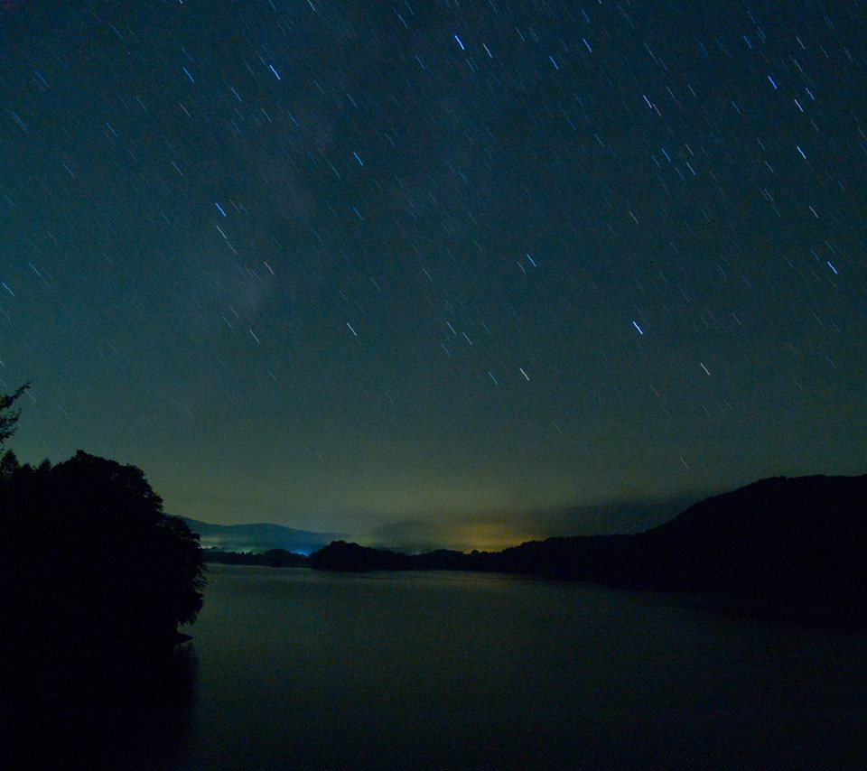 裏磐梯　夏の夜空と湖　星空　スマートフォン壁紙