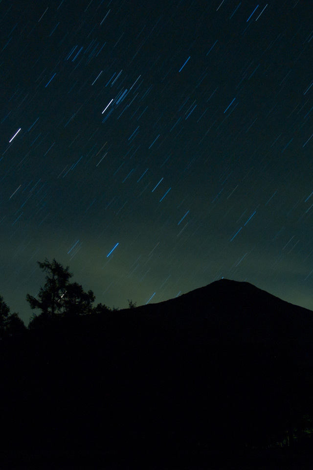 男体山と秋の夜空　星空　スマートフォン壁紙