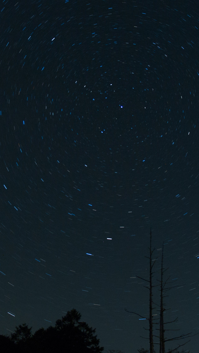 北極星方向の星空　星空　スマートフォン壁紙