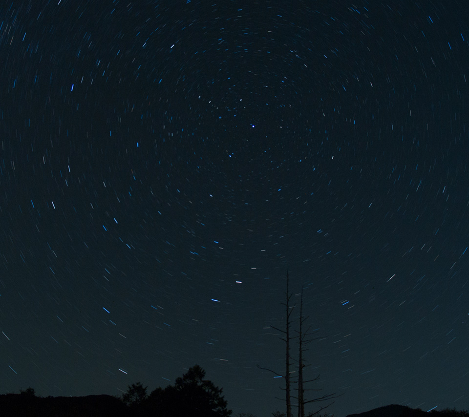 北極星方向の星空　星空　スマートフォン壁紙