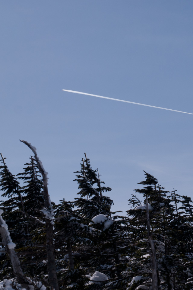冬の空に航跡　飛行機雲　スマートフォン壁紙
