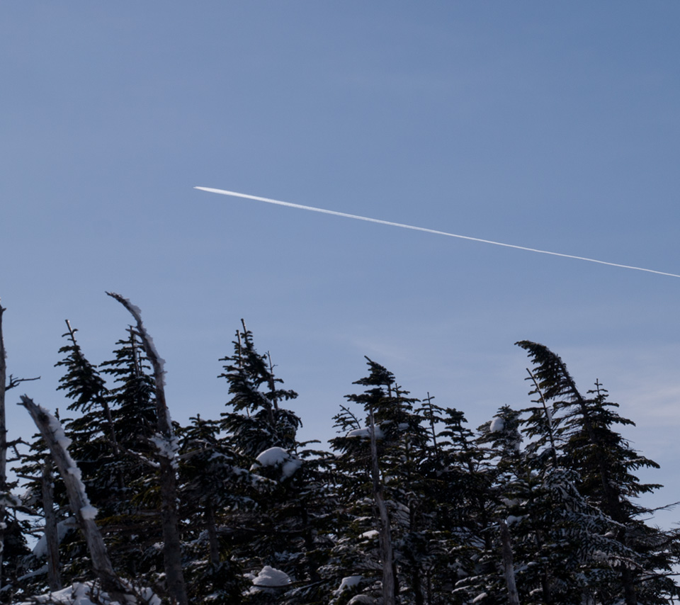 冬の空に航跡　飛行機雲　スマートフォン壁紙