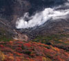 茶臼岳の噴気と紅葉　スマートフォン壁紙