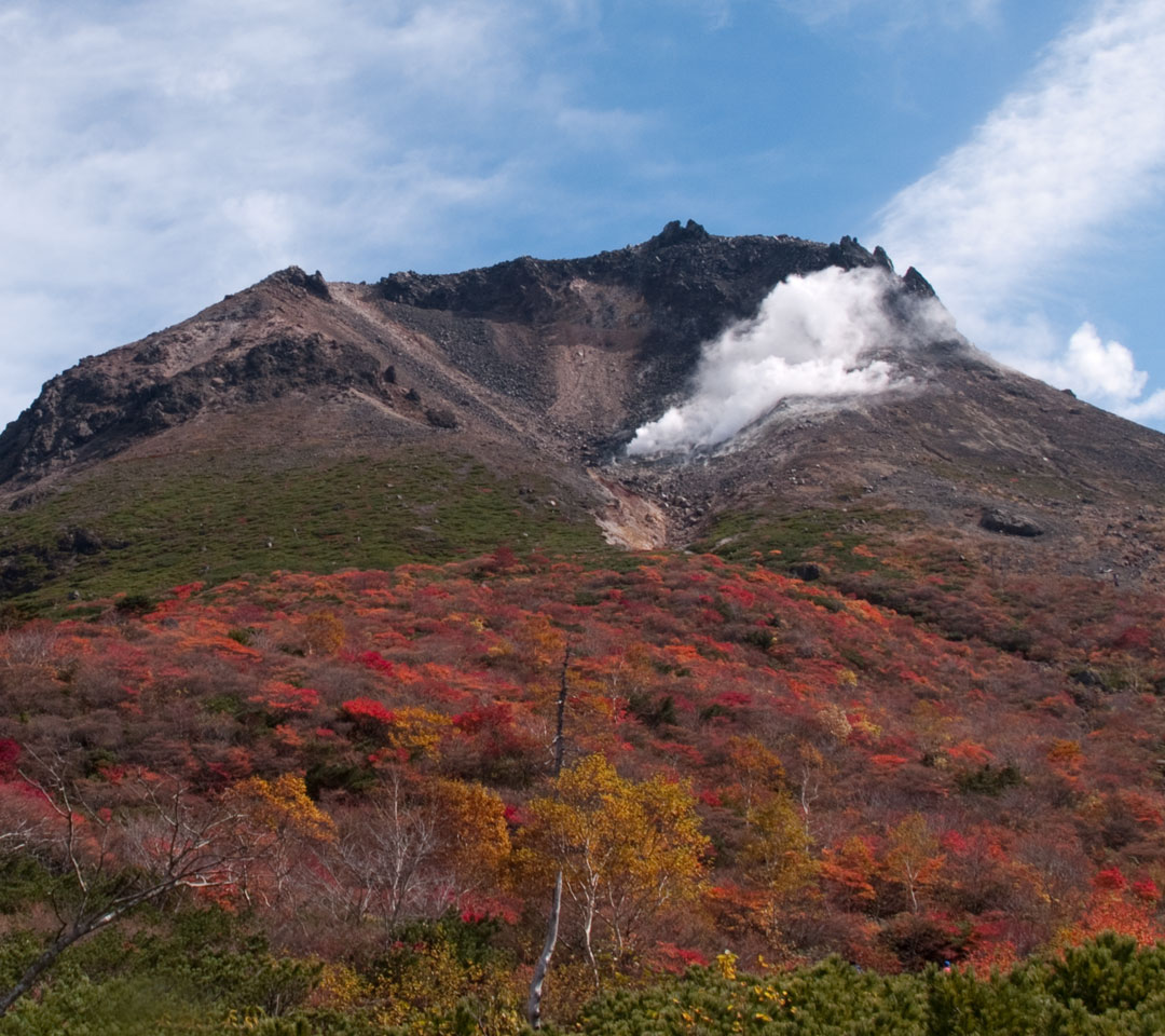那須岳の紅葉　山の景色（栃木県）　スマートフォン壁紙