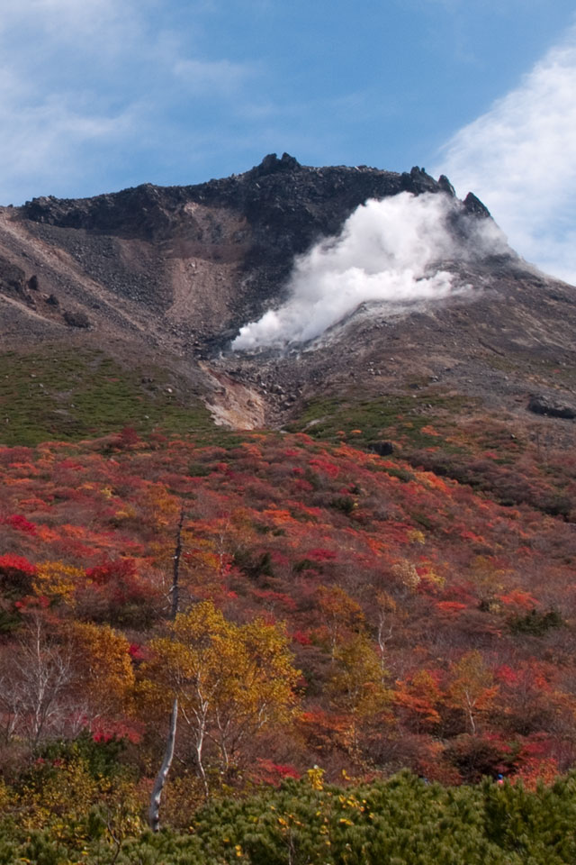 那須岳の紅葉　山の景色（栃木県）　スマートフォン壁紙