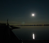月明かりの景色　水面の輝き　月夜のスマートフォン壁紙