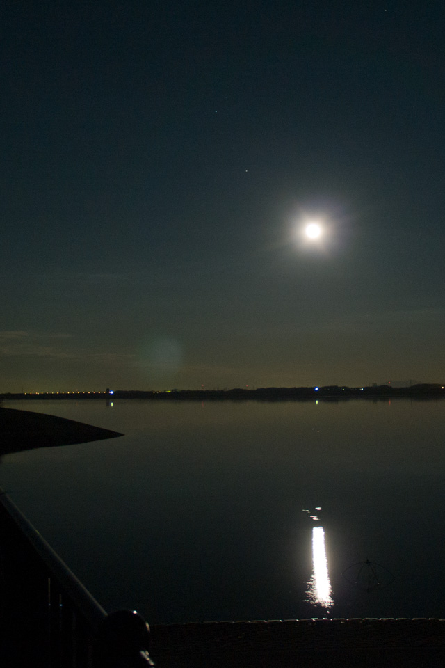 月明かりの景色　水面の輝き　月夜　スマートフォン壁紙
