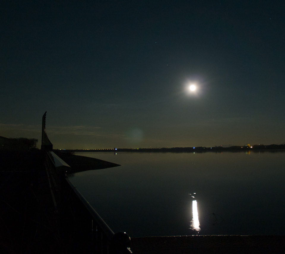 月明かりの景色　水面の輝き　月夜　スマートフォン壁紙