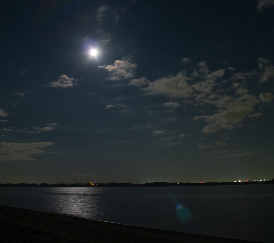 月夜の湖　月明かりの反射　月夜　スマートフォン壁紙