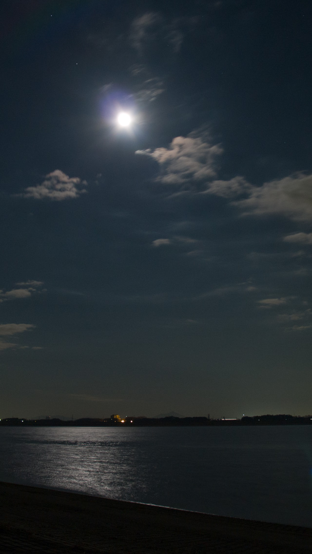 月夜の湖　月明かりの反射　月夜　スマートフォン壁紙