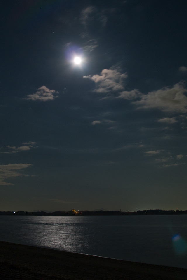 月夜の湖　月明かりの反射　月夜　スマートフォン壁紙