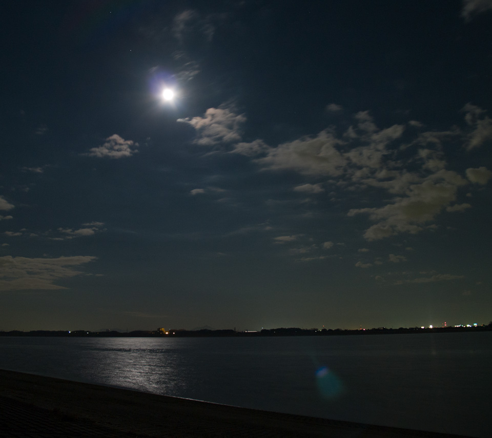 月夜の湖　月明かりの反射　月夜　スマートフォン壁紙