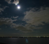 月明かりの湖　月夜のスマートフォン壁紙