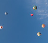 大空を飛ぶ熱気球　大空へのスマートフォン壁紙
