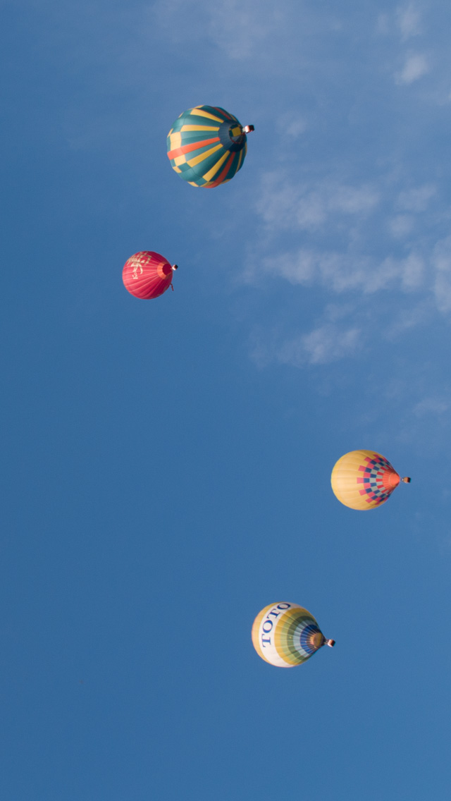 大空を飛ぶ熱気球　大空へ　スマートフォン壁紙