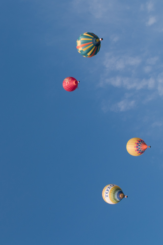 大空を飛ぶ熱気球　大空へ　スマートフォン壁紙