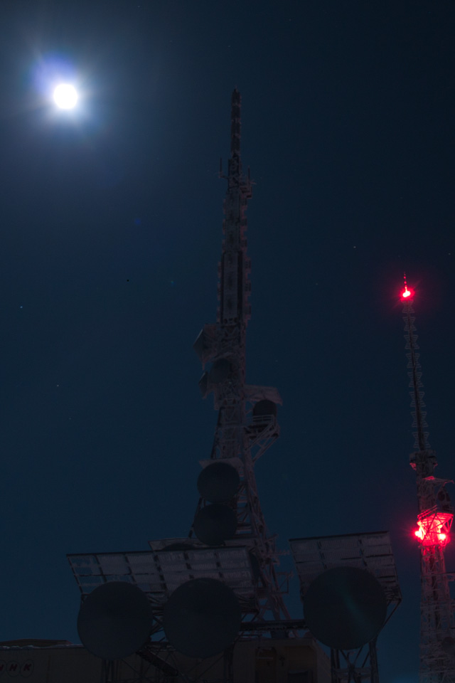 満月と王ヶ頭の鉄塔　月夜の景色　スマートフォン壁紙