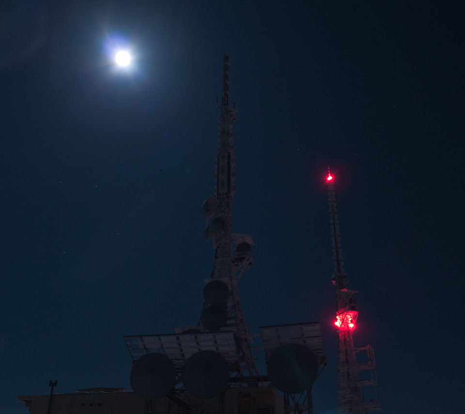 満月と王ヶ頭の鉄塔　月夜の景色　スマートフォン壁紙