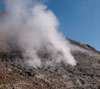茶臼岳の噴気　山の景色のスマートフォン壁紙