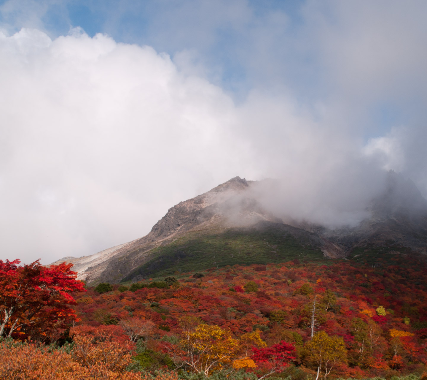 紅葉の那須岳　山の景色（栃木県）　スマートフォン壁紙