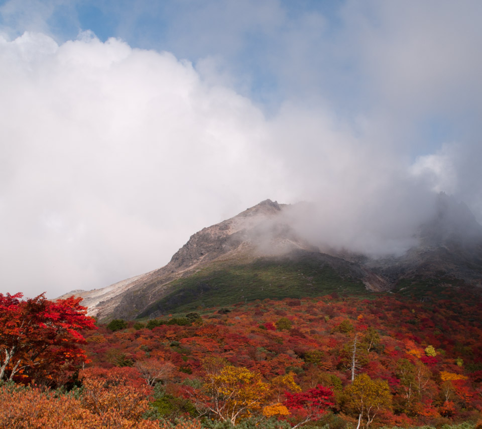 紅葉の那須岳　山の景色（栃木県）　スマートフォン壁紙