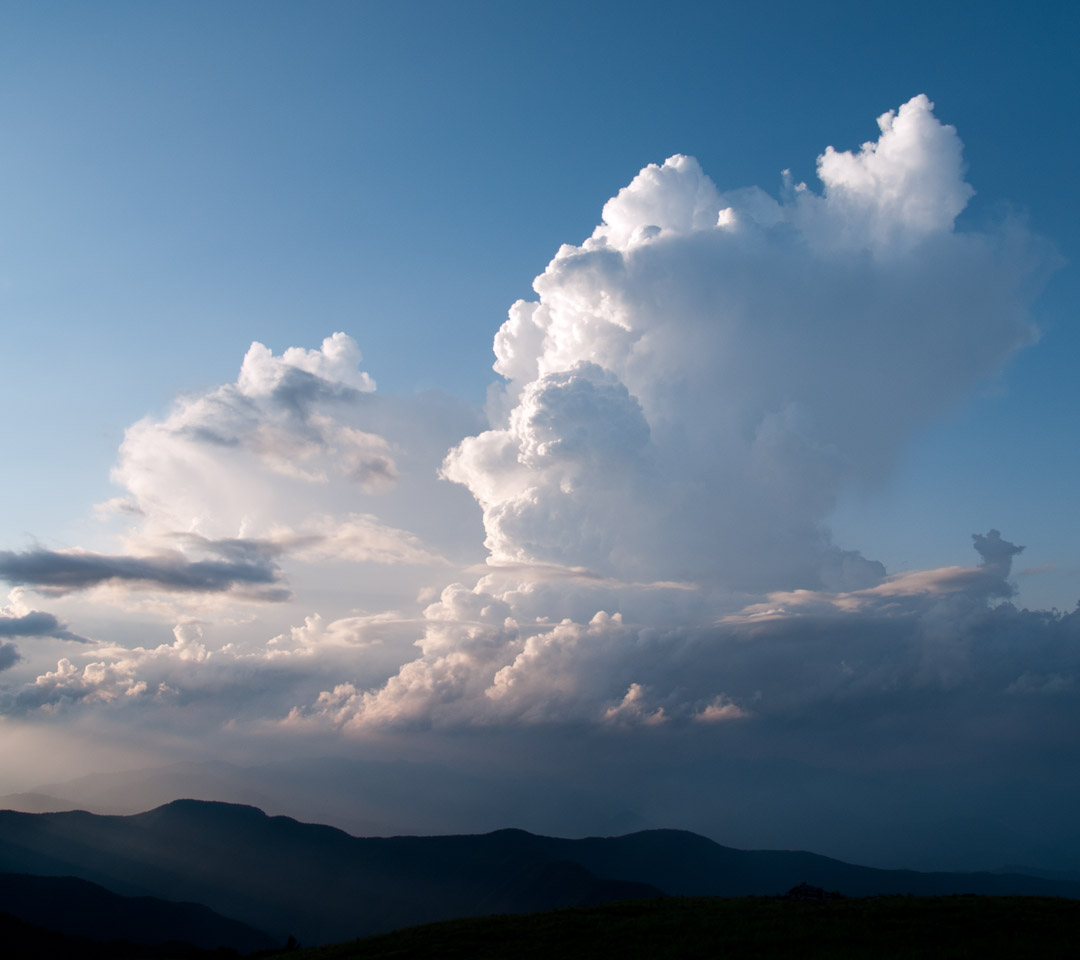 高原の入道雲　夏の雲　スマートフォン壁紙