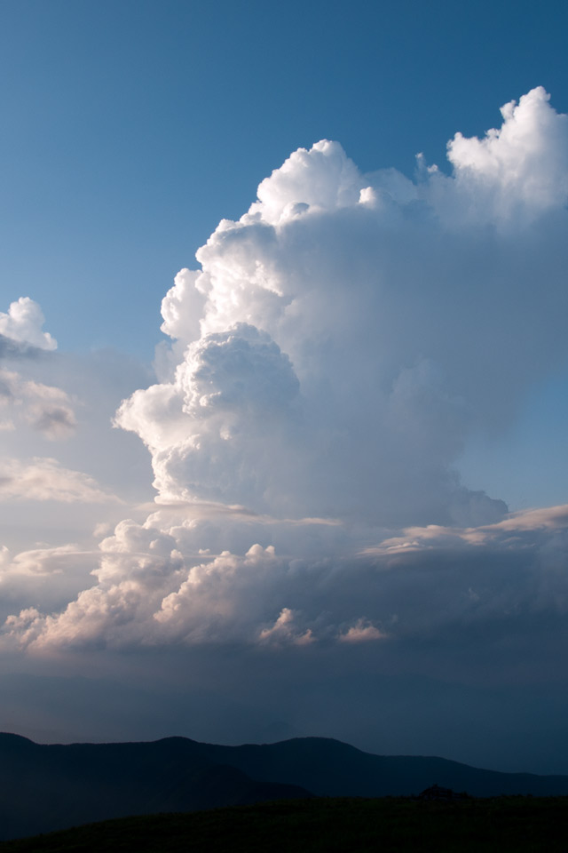 高原の入道雲　夏の雲　スマートフォン壁紙